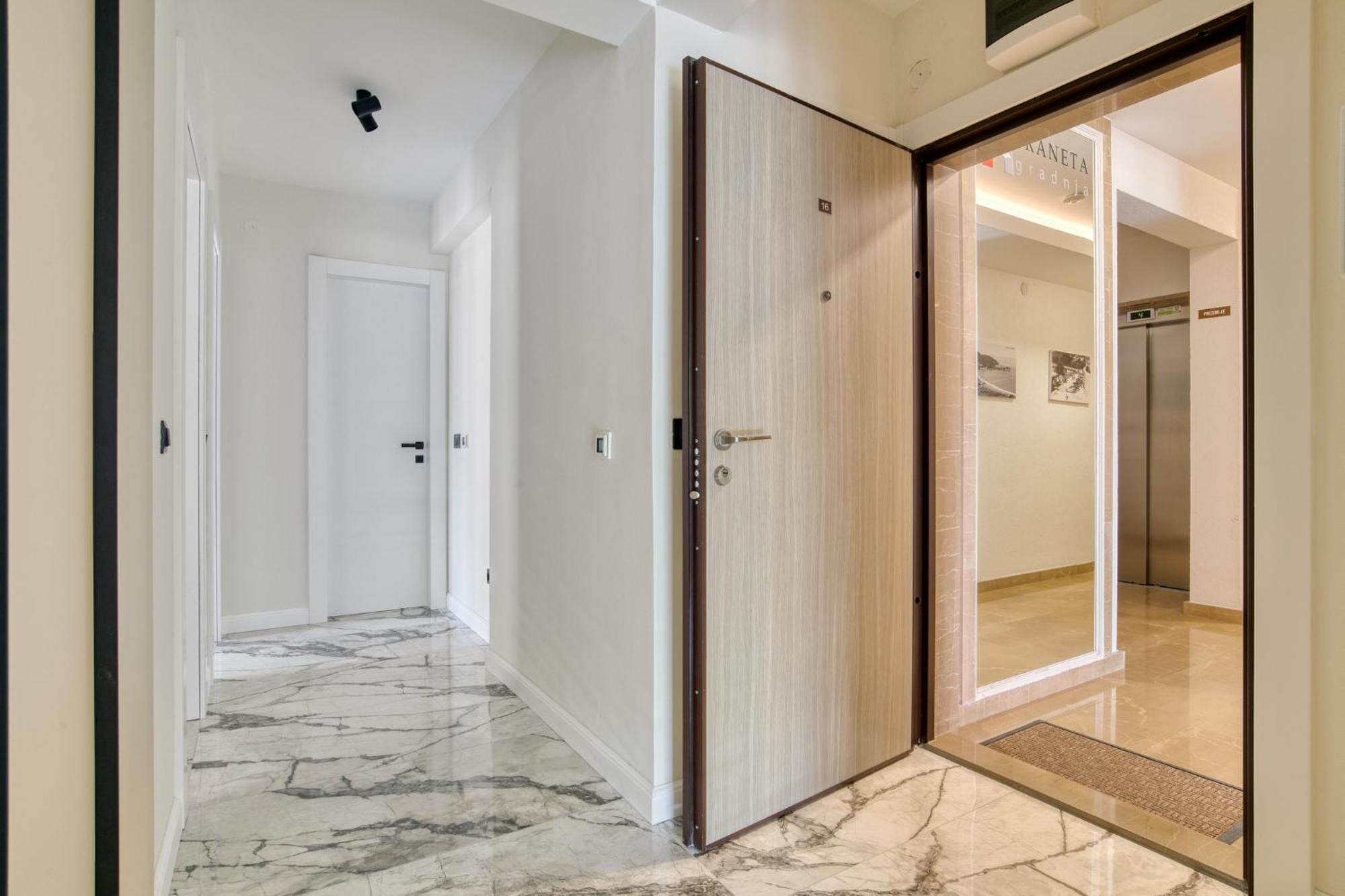 Ap Royal Oak - 2 Bedroom Apartment In Budua Esterno foto